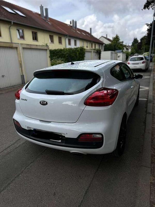 Weiß Gebraucht 2013 Kia ProCeed Edition 7 Kleinwagen | 5.500 € (Guter Preis) - Bild 1/4