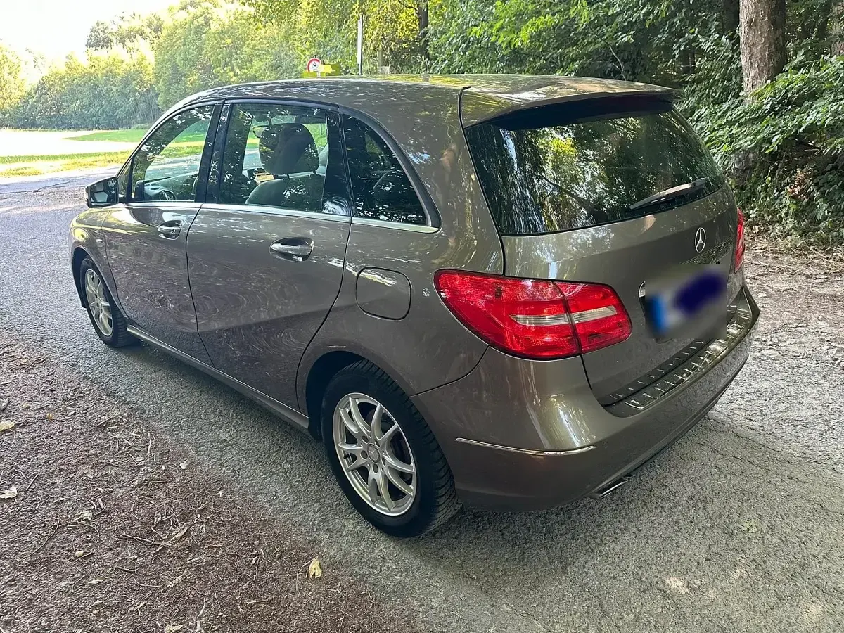 Gebraucht Mercedes B180 109 PS (80 kW) 2012 Braun Kleinwagen