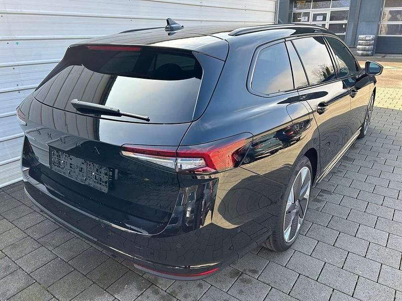 Neu Skoda Superb SportLine 265 PS (194 kW) 2025 Ebony black metallic Kombi