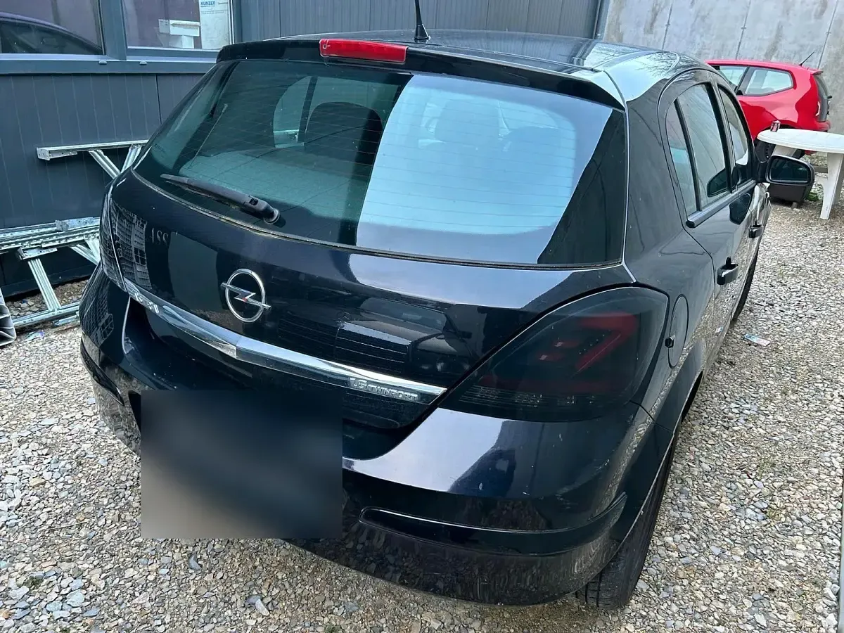 Używany Opel Astra 105 KM (77 kW) 2005 Czarny Hatchback
