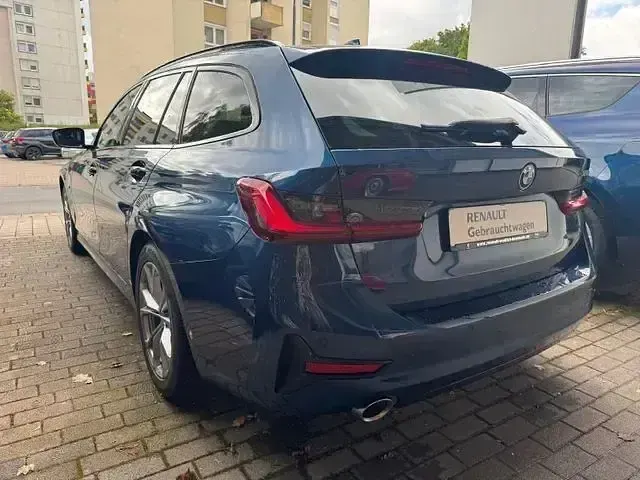 Gebraucht BMW 330e Sport Line 184 PS (135 kW) 2022 Blau Kombi