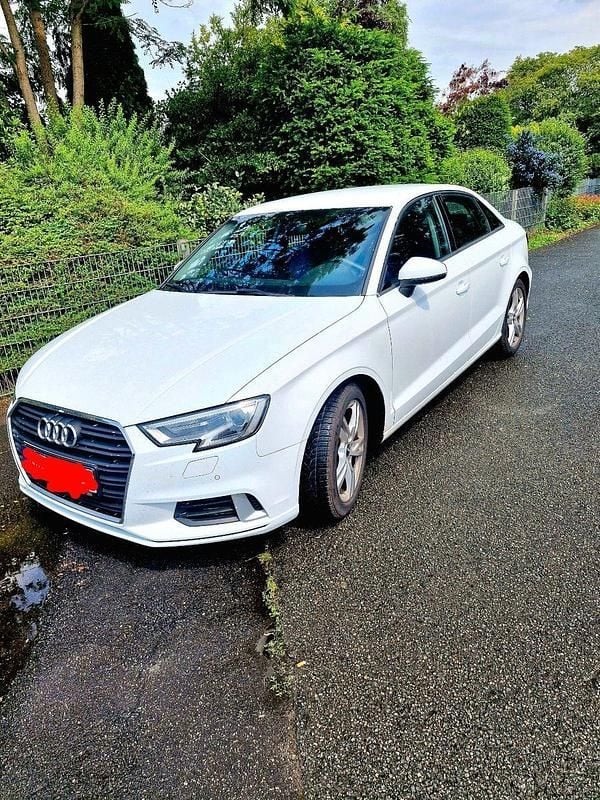 Weiß Gebraucht 2018 Audi A3 Sport Limousine | 11.000 € (Superpreis) - Bild 1/4