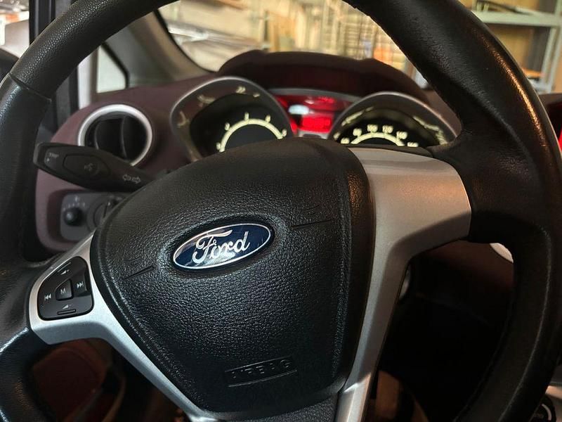 Gebraucht Ford Fiesta Ambiente 82 PS (60 kW) 2009 Schwarz Kleinwagen