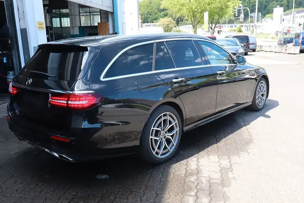 Second-hand Mercedes E300 265 CP (194 kW) 2023 Negru Break