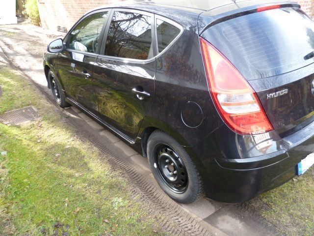 Second-hand Hyundai i30 90 CP (66 kW) 2011 Negru Berlinǎ