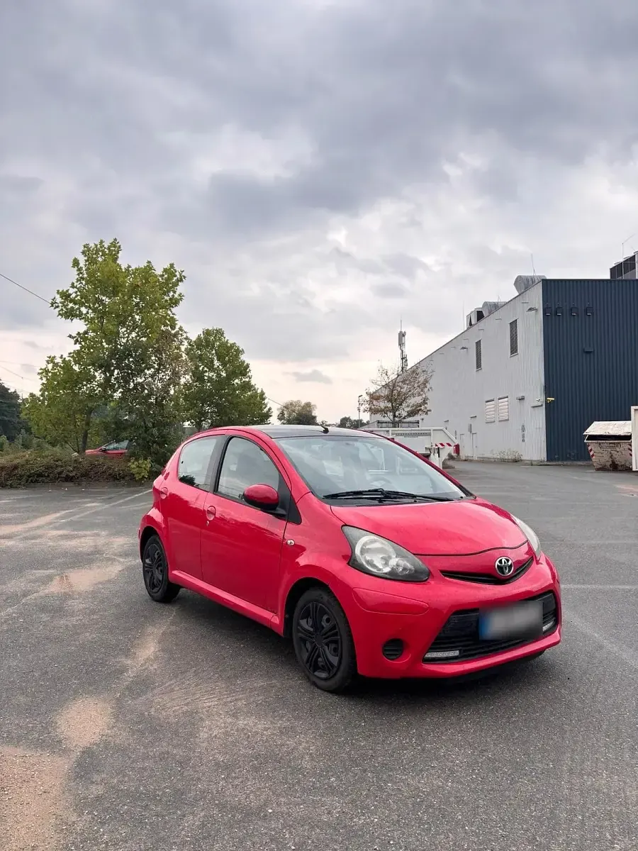 Gebraucht Toyota Aygo 68 PS (50 kW) 2013 Rot Kleinwagen