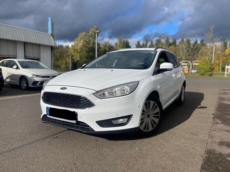 Weiß Gebraucht 2017 Ford Focus Kombi | 5.699 € (Superpreis) - Bild 1/4