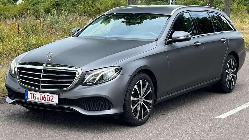 Grau Gebraucht 2017 Mercedes E200 Kombi | 11.000 € - Bild 1/4