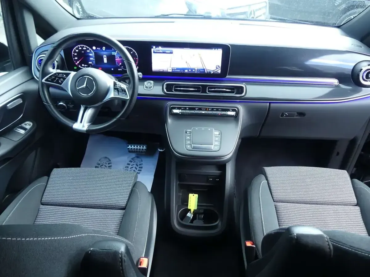 Gebraucht Mercedes V220 Style 163 PS (119 kW) 2024 Obsidianschwarz metallic Van / Kleinbus