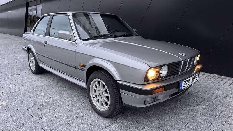 Gebraucht BMW 325 170 PS (125 kW) 1990 Grau Limousine
