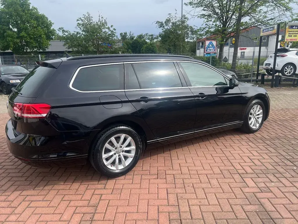 Gebraucht VW Passat Comfortline 120 PS (88 kW) 2018 Deep black (metallic) Kombi