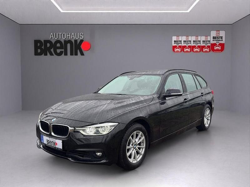 Black sapphire metallic Gebraucht 2018 BMW 320 Advantage Kombi | 19.990 € (Fairer Preis) - Bild 1/3