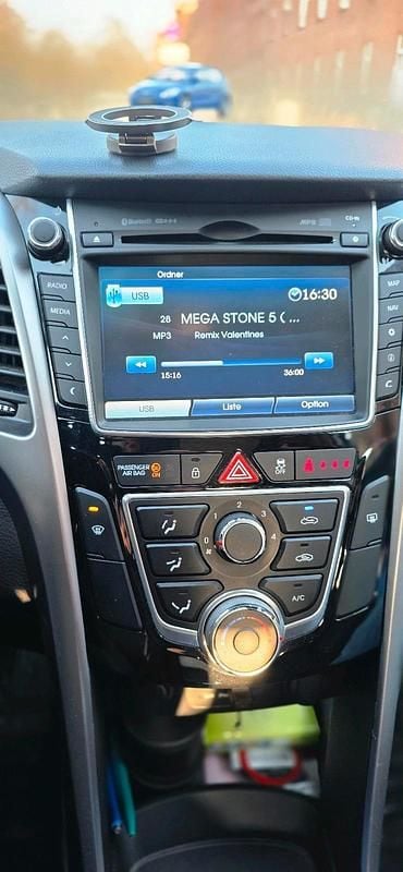 Gebraucht Hyundai i30 99 PS (72 kW) 2013 Blau Kleinwagen