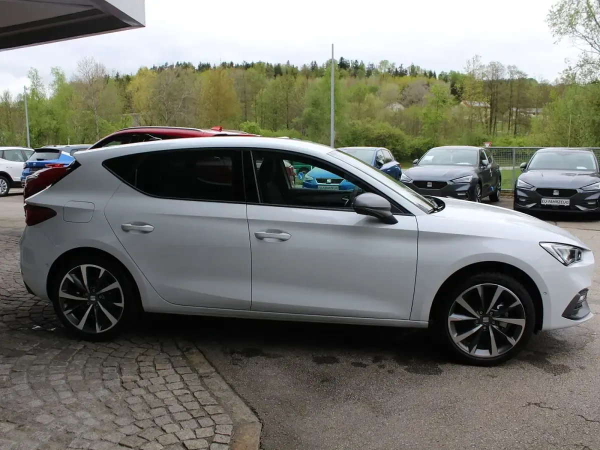 Neu Seat Leon FR 150 PS (110 kW) 2025 Weiß (nevada weiß) grau (stoff) Limousine