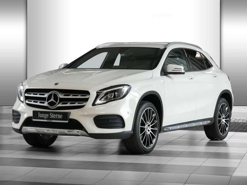 Weiß Gebraucht 2017 Mercedes GLA180 AMG line SUV | 19.999 € (Fairer Preis) - Bild 1/4