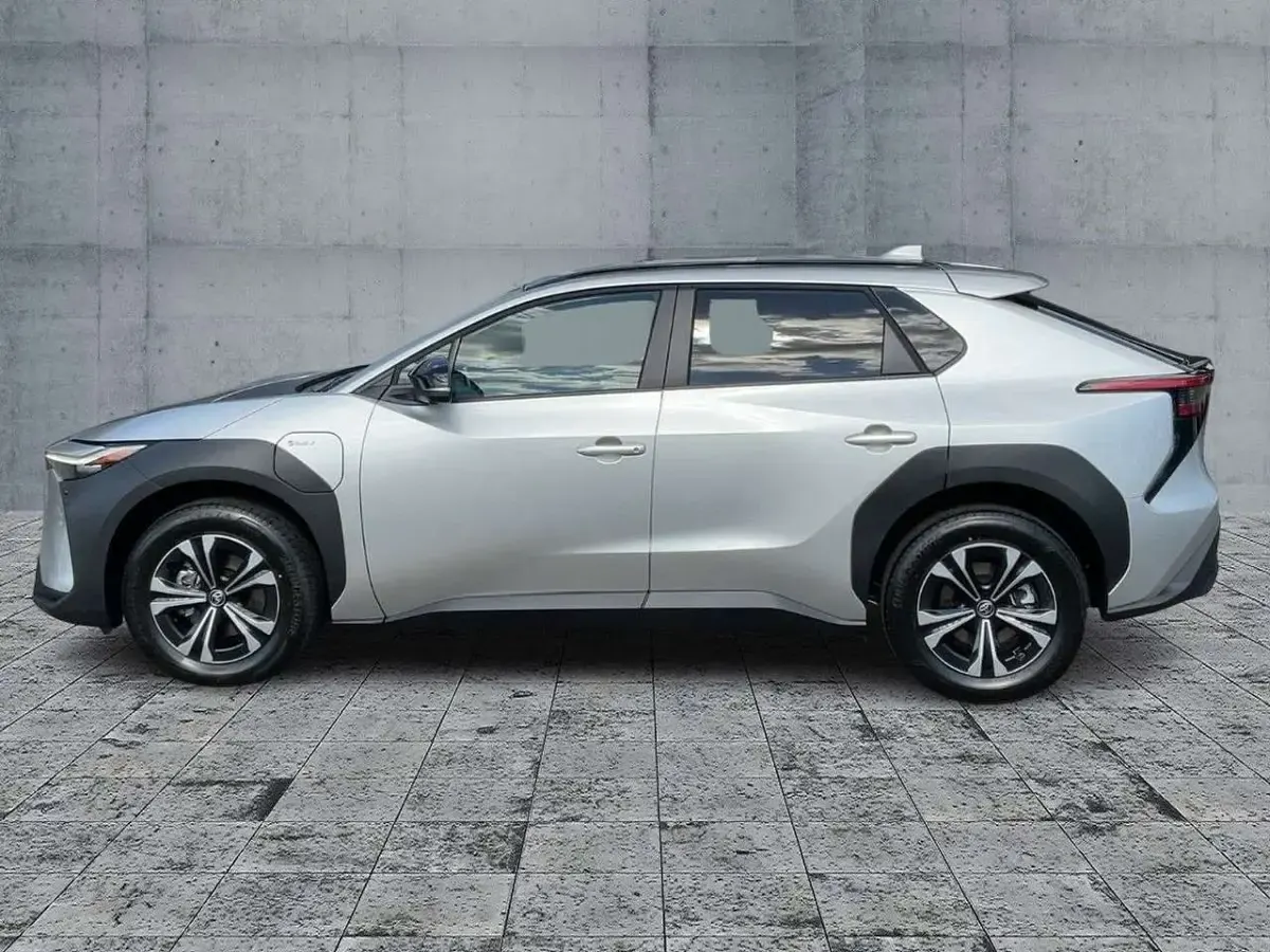 Gebraucht Toyota bZ4X 150 kW (204 PS) 2025 Cosmicsilber metallic SUV
