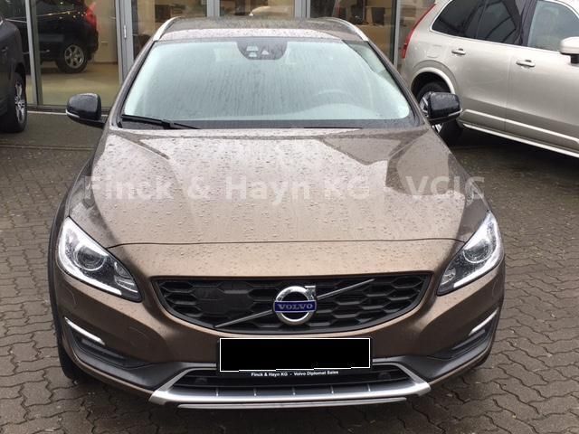 Gebraucht Volvo V60 CC Summum 190 PS (139 kW) 2016 Andere farbe metallic Kombi