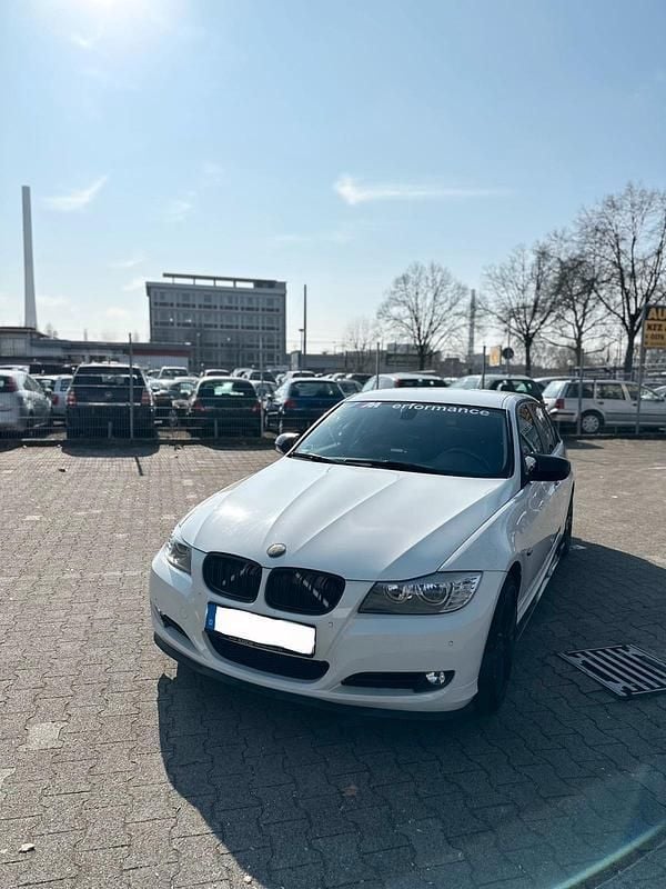 Weiß Gebraucht 2010 BMW 318 Limousine | 8.000 € (Teuer) - Bild 1/4