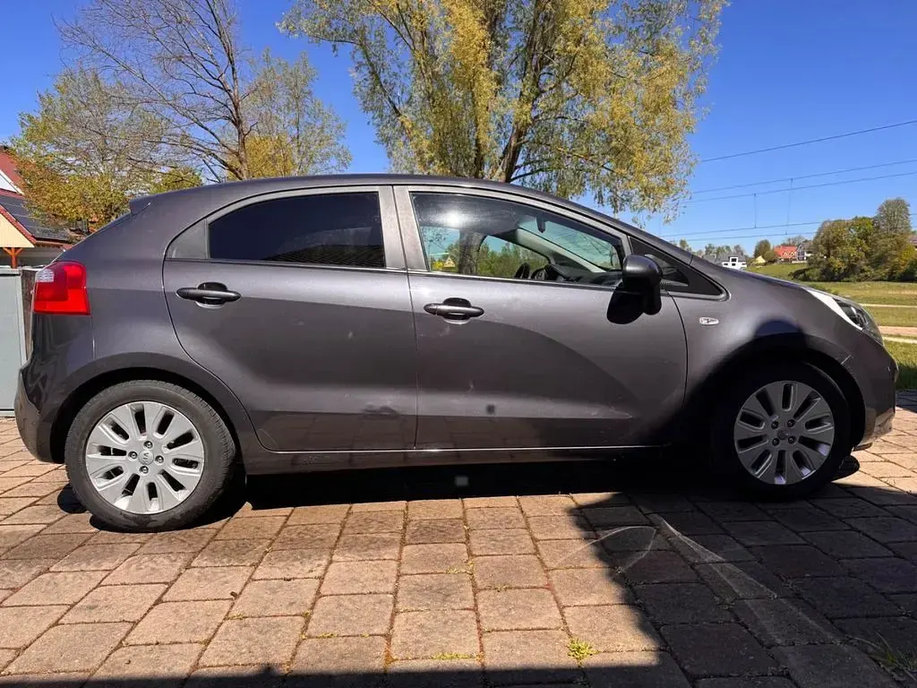 Gebraucht Kia Rio 86 PS (63 kW) 2014 Grau Limousine