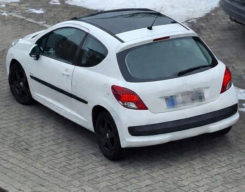 Gebraucht Peugeot 207 Urban Move 73 PS (53 kW) 2010 Weiß Kleinwagen