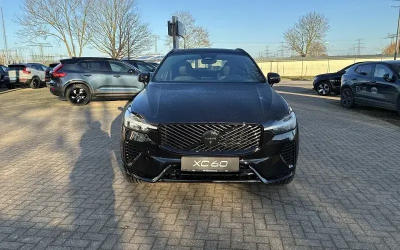 Neu Volvo XC60 Plus 250 PS (183 kW) 2026 Schwarz SUV