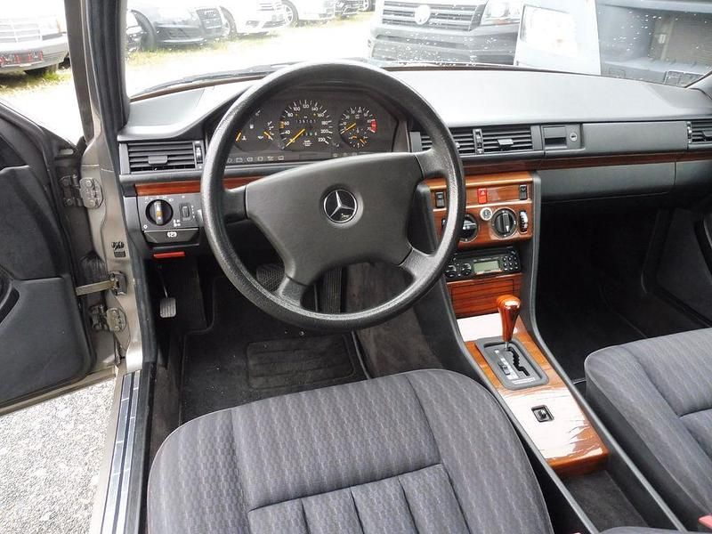 Gebraucht Mercedes E230 132 PS (97 kW) 1992 Braun Limousine