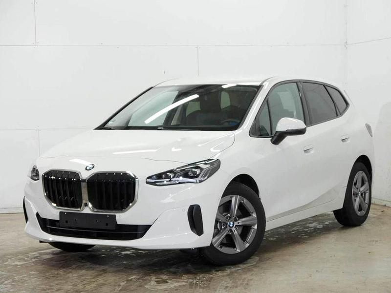 Weiß Gebraucht 2024 BMW 218 Active Tourer Sport Line Van / Kleinbus | 27.980 € (Superpreis) - Bild 1/4