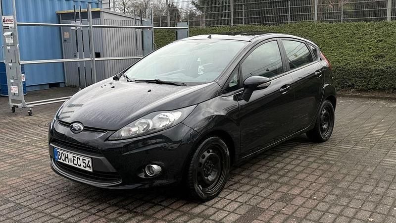 Schwarz Gebraucht 2012 Ford Fiesta Trend Limousine | 3.900 € (Fairer Preis) - Bild 1/4