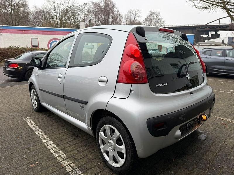 Gebraucht Peugeot 107 68 PS (50 kW) 2010 Silber Kleinwagen
