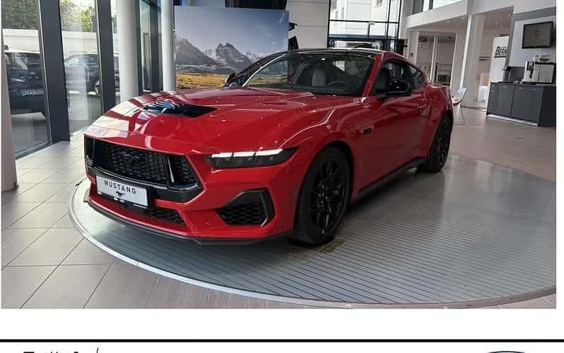 Race red Neu 2025 Ford Mustang GT Fastback Coupé | 59.990 € (Fairer Preis) - Bild 1/4