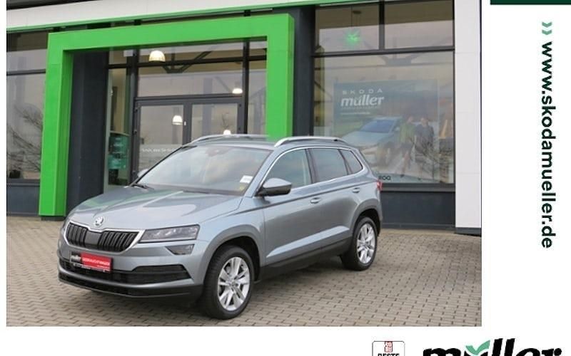 Grau (business grey) Gebraucht 2018 Skoda Karoq Style SUV | 21.390 € (Fairer Preis) - Bild 1/4