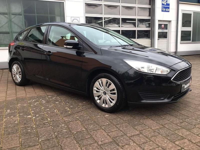 Gebraucht Ford Focus Trend 125 PS (91 kW) 2015 Panther schwarz Limousine