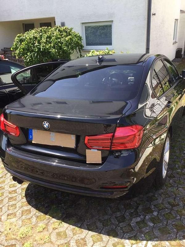 Gebraucht BMW 320 Sport Line 190 PS (139 kW) 2018 Schwarz Limousine