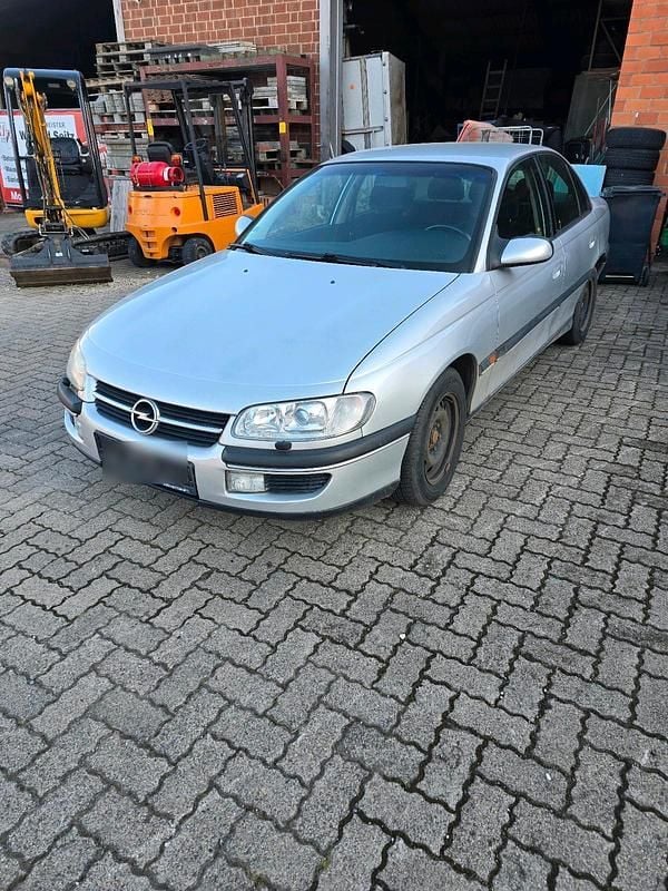 Silber Gebraucht 1999 Opel Omega Limousine | 1.350 € (Superpreis) - Bild 1/4