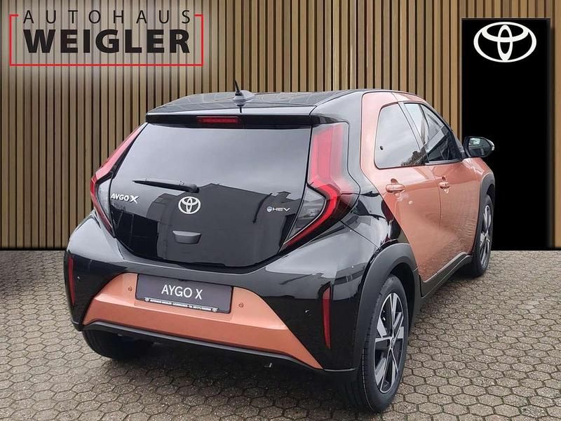 Neu Toyota Aygo X 117 PS (86 kW) 2025 Cinnamon bronze / schwarz SUV