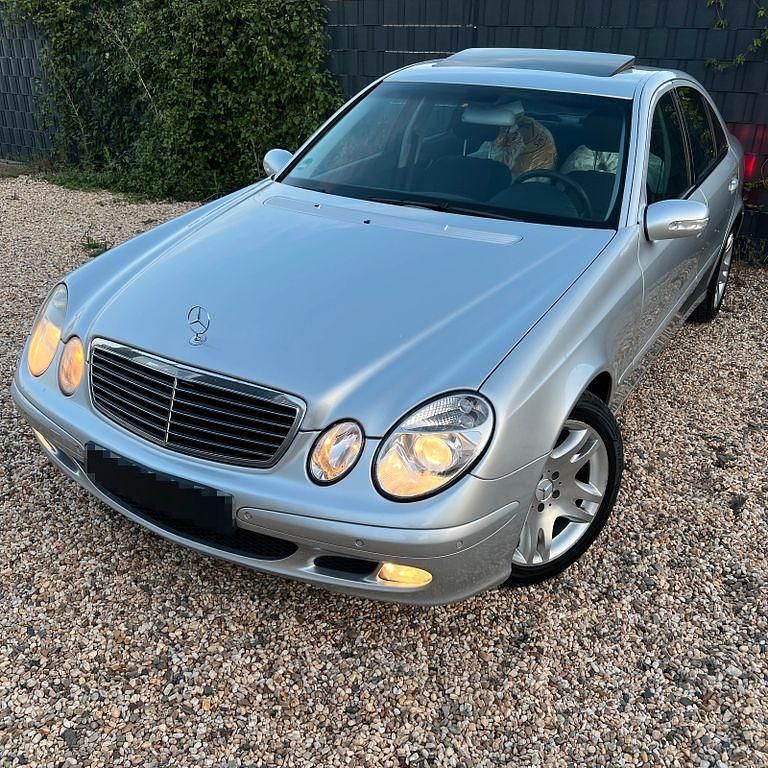 Silber Gebraucht 2005 Mercedes E200 Limousine | 4.799 € (Teuer) - Bild 1/4