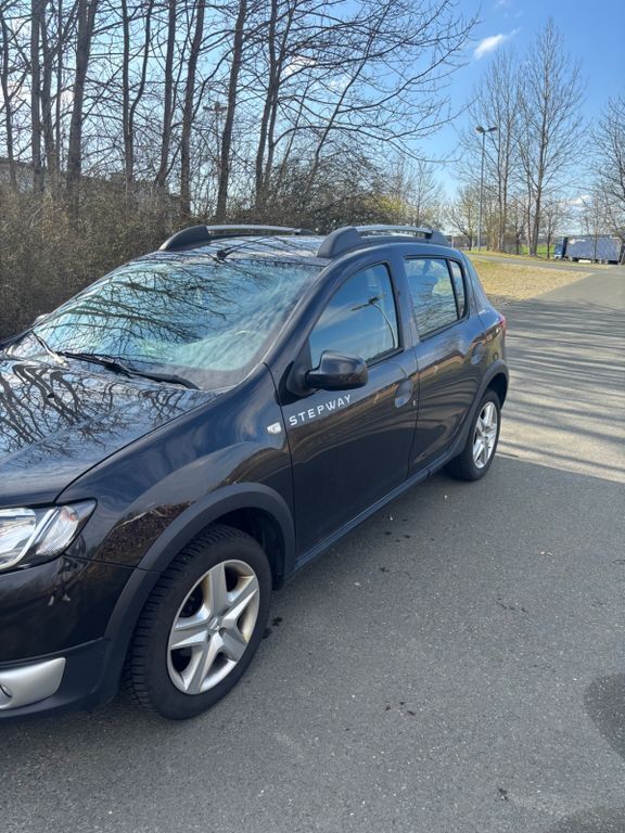 Schwarz Gebraucht 2015 Dacia Sandero Stepway Kleinwagen | 5.699 € (Fairer Preis) - Bild 1/4