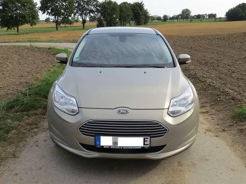 Grau Gebraucht 2017 Ford Focus Electric Kleinwagen | 9.000 € - Bild 1/4