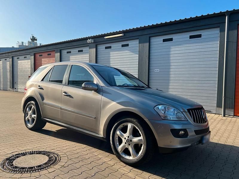 Gebraucht Mercedes ML320 254 PS (186 kW) 2008 Gold SUV