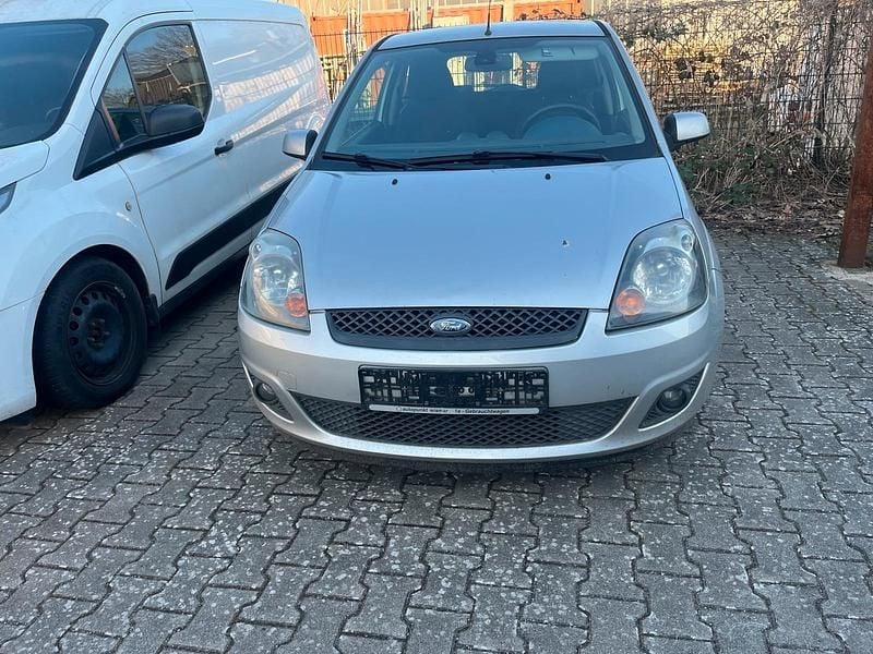 Gebraucht Ford Fiesta 80 PS (58 kW) 2007 Silber Kleinwagen