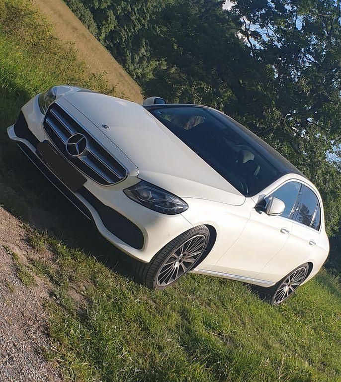 Weiß Gebraucht 2017 Mercedes E220 Avantgarde Limousine | 27.700 € (Etwas zu teuer) - Bild 1/4