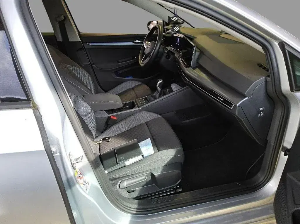 Second-hand VW Golf VIII Active 131 CP (96 kW) 2022 Argintiu Berlinǎ