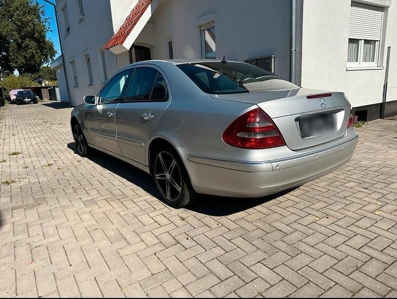 Gebraucht Mercedes E220 150 PS (110 kW) 2005 Silber Limousine