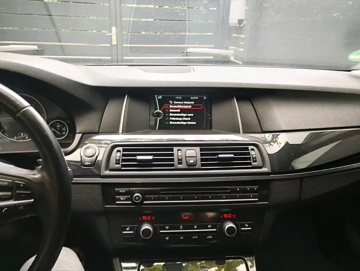 Second-hand BMW 520 Comfort Edition 184 CP (135 kW) 2013 Negru Berlinǎ