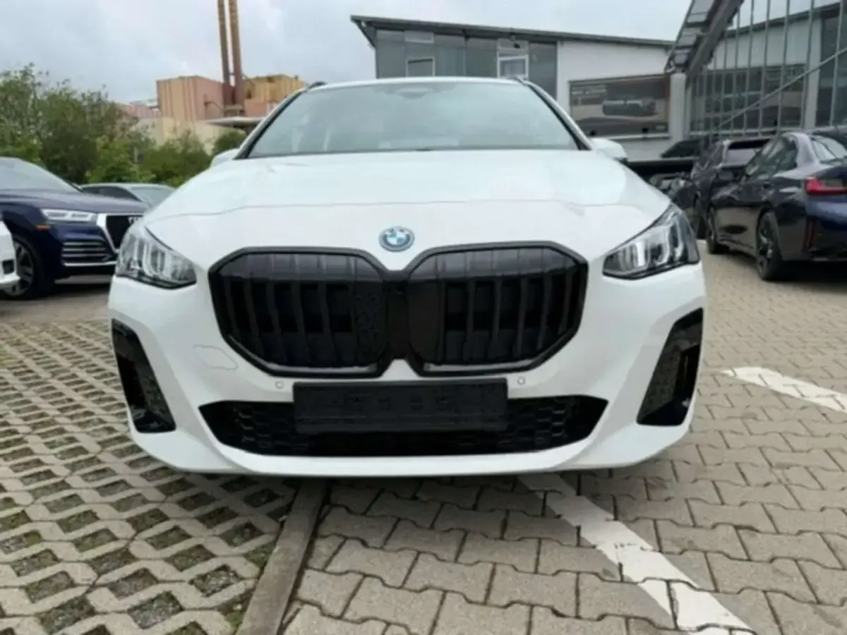 Gebraucht BMW 230e Active Tourer M Sport 326 PS (239 kW) 2026 Weiß Van / Kleinbus