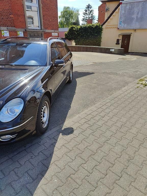 Gebraucht Mercedes E220 Avantgarde 170 PS (125 kW) 2008 Schwarz Limousine