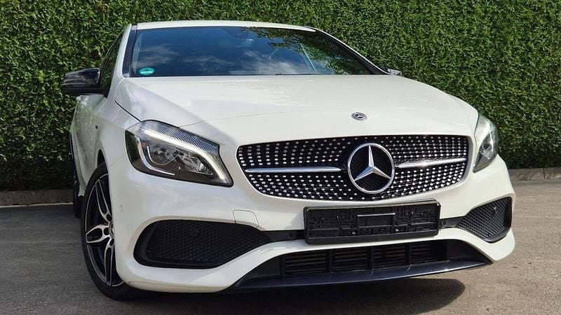Weiß Gebraucht 2018 Mercedes A180 AMG line Limousine | 18.900 € (Superpreis) - Bild 1/4