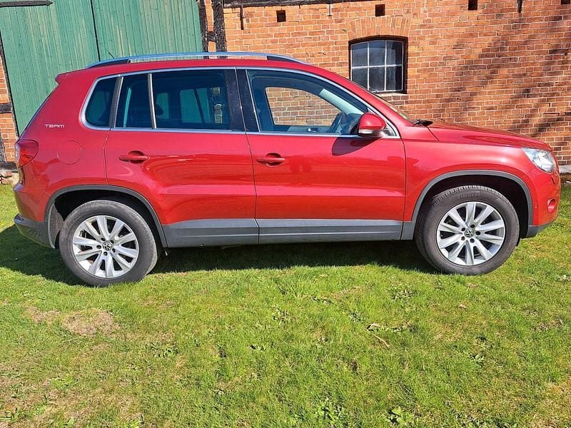 Gebraucht VW Tiguan 140 PS (102 kW) 2010 Rot SUV
