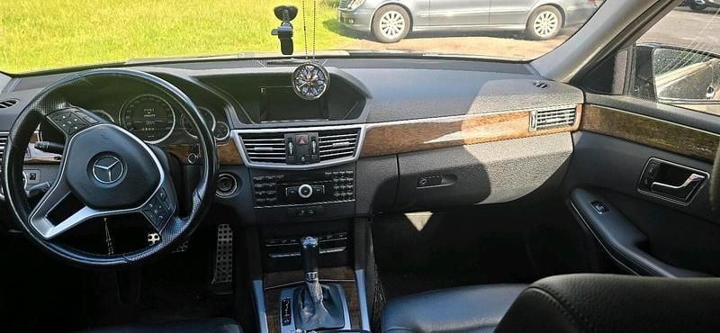 Schwarz Gebraucht 2010 Mercedes E200 Limousine | 5.800 € (Guter Preis) - Bild 1/4