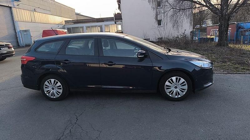 Gebraucht Ford Focus Trend 101 PS (74 kW) 2018 Blau Limousine